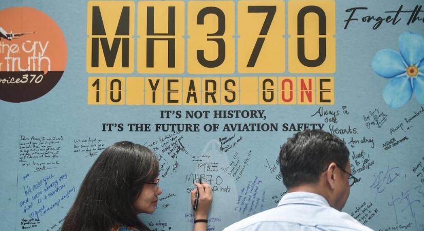Tíz évvel a MH370-es utasszállító eltűnése után új keresést követelnek az áldozatok hozzátartozói