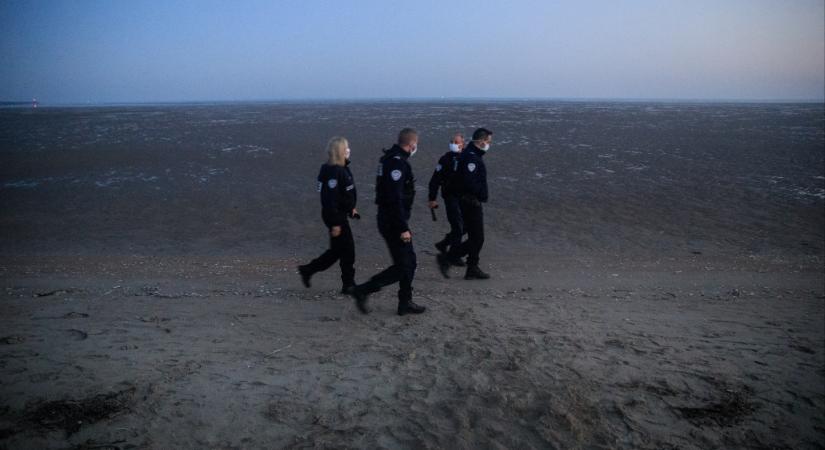Meghalt egy hétéves lány, miután elsüllyedt egy bevándorlókat szállító hajó Dunkirk közelében