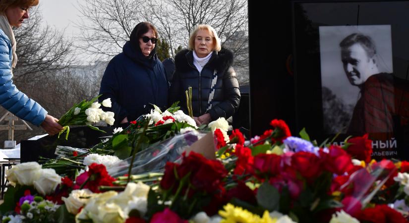 Két nappal a temetés után továbbra is gyászolók róják le tiszteletüket Navalnij sírjánál