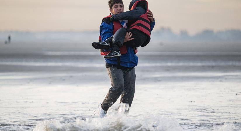 Vízbe fulladt egy 7 éves kislány, miután elsüllyedt egy menekülteket szállító csónak a La Manche-csatornán