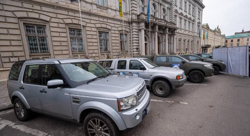 A brit mezőgazdászok 27 járművet adományoztak az ukrán fegyveres erőknek