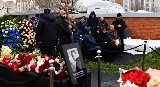 Két nappal a temetése után még mindig tömegek róják le kegyeletüket Navalnij sírjánál