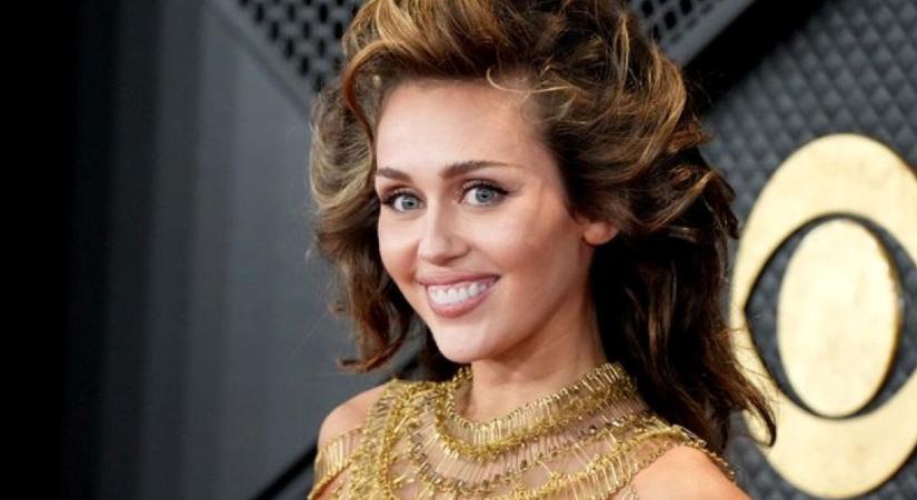 Miley Cyrus még sosem volt ennyire dögös: A világ legkisebb rövidnadrágját viseli új videoklipjében