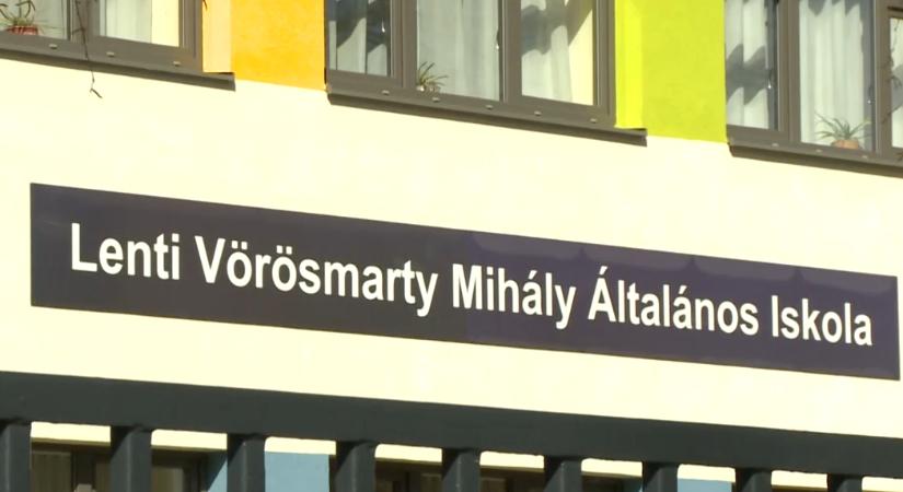 Nincs többé „áltanálos” iskola és „Vörömarty” Mihály tagintézmény – Lekerültek az elírásos táblák a lenti iskolák faláról – videó