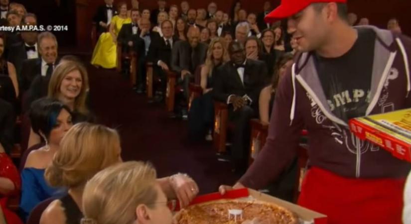 Pizzát rendelt a sztároknak a tévés: az Oscar-díj-átadók öt legemlékezetesebb pillanata