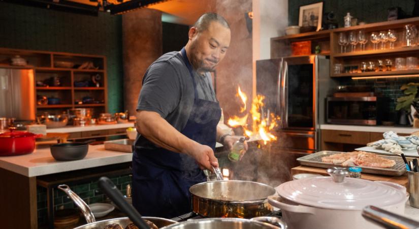 David Chang ízfokozós sprével befújt csipsszel hozza vissza a valódi tévés főzést