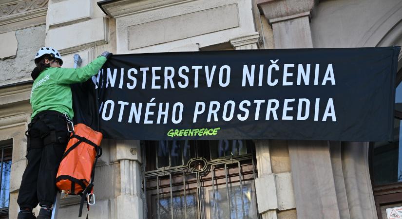 „Környezetpusztítási minisztérium” – függesztette ki a transzparenst a környezetvédelmi tárca épületére a Greenpeace (FOTÓK)