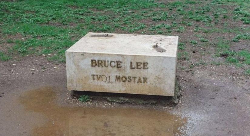 Ellopták Bruce Lee bronzszobrát egy boszniai parkból