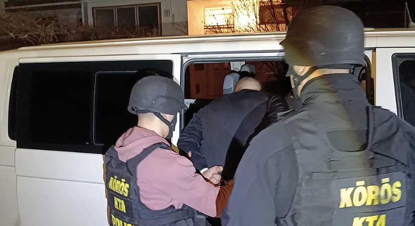 Autója ablakán szórta ki a fehér port a drogkereskedő, miközben üldözték a rendőrök: 3 helyen lecsaptak a zsaruk a dílerekre