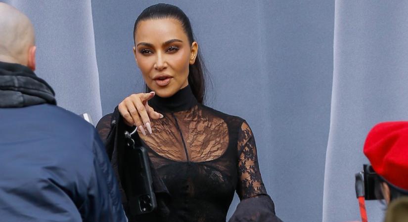 A nők számára a horror: Kim Kardashian bakija a Balenciaga bemutatóján - Fotók