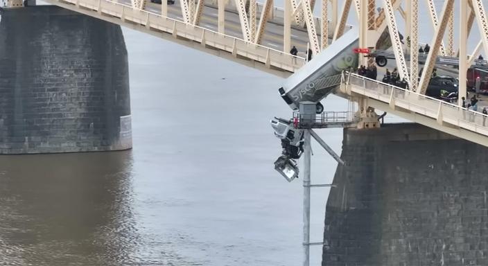 Negyven percig lógott a kamionsofőr egy hídon, míg kimentették
