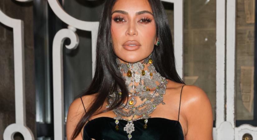 Kim Kardashian ruhájáról beszél most a fél világ, megdöbbentő mit viselt magán