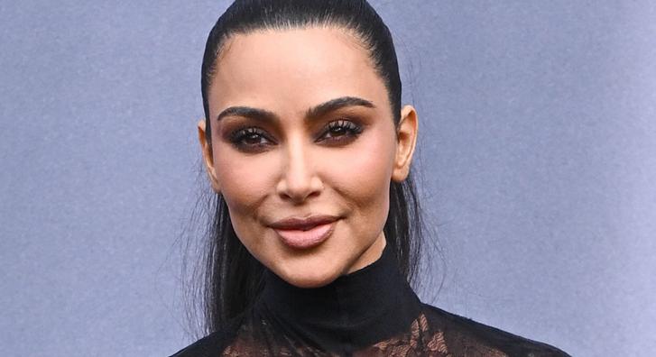 Kim Kardashian úgy pózolt a csipkeruháján felejtett méretes címkével, mintha kiegészítő lett volna