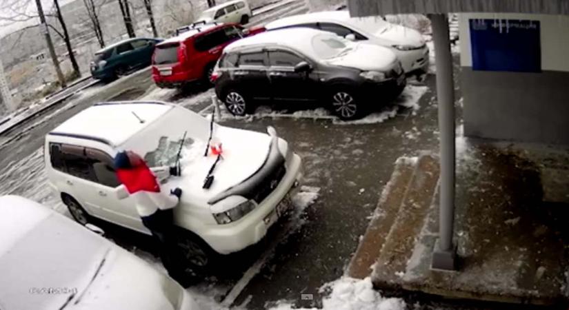 Elkezdte takarítani a havat a kocsiról, aztán futott az életéért (videó)