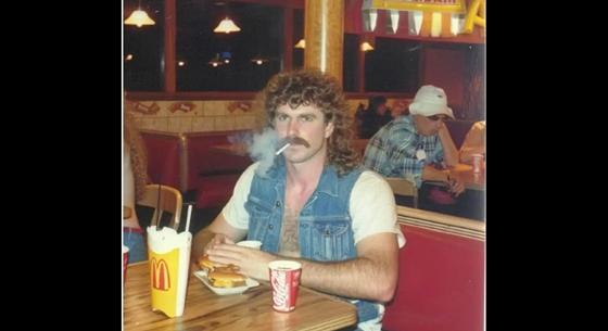 Szélsebesen terjed a neten egy fotó egy McDonald'sban ülő férfiről – ordas nagy kamu a kép