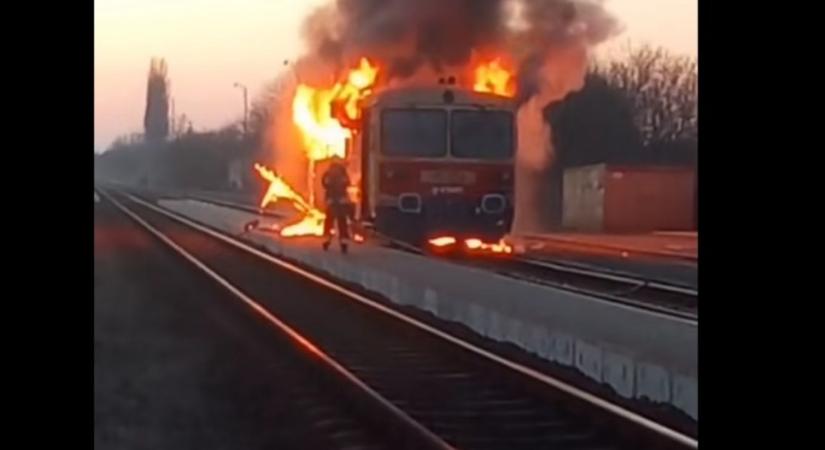 Nagy lángokkal égett ki egy motorvonat Vámospércsen