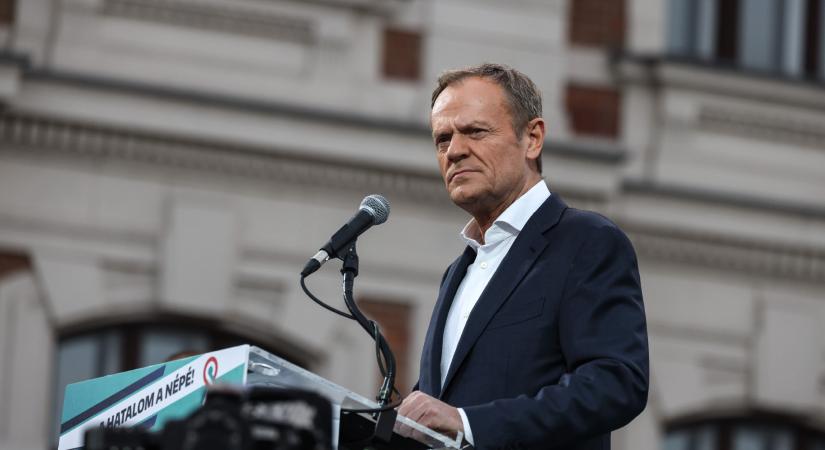 Tusk élesen bírálta, hogy Szijjártóék Lavrovval kacarásztak Navalnij temetése napján