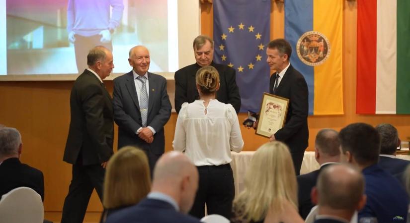 Elismerések a baranyai gazdaság legjobbjainak – Mohács vezetője kapta a Zsolnay-díjat