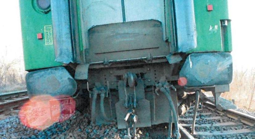 Videó: kisiklott a vonat Tatabányánál a mozdonyvezető miatt