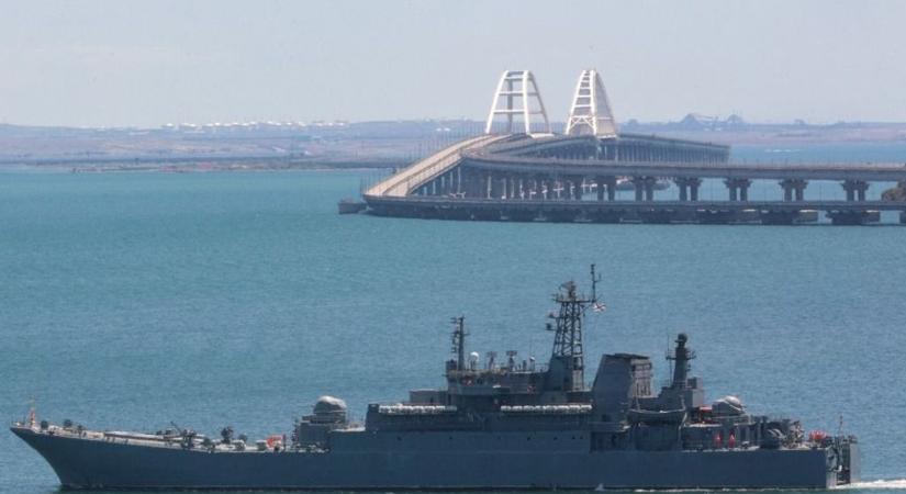 Orosz hadihajót semmisíthettek meg az ukránok a Krími hídnál