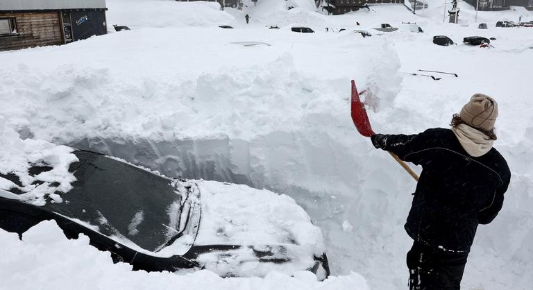 Extrém havazás sújtotta Kaliforniát, településeket és utakat is maga alá temetett