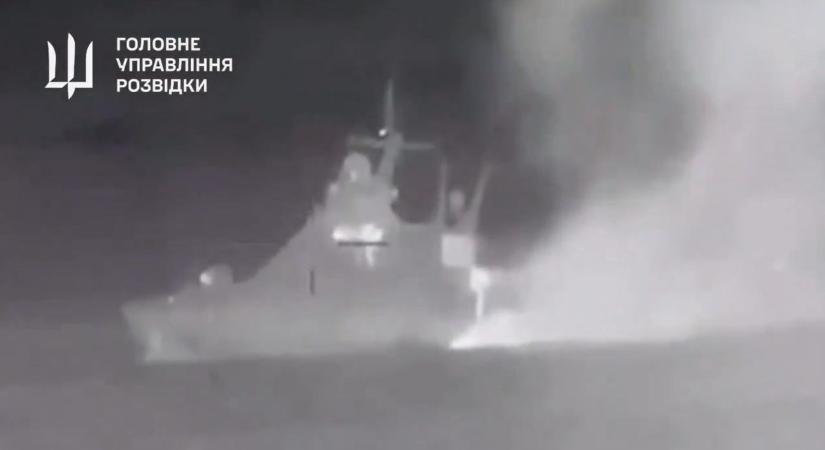 Videón, ahogy az ukrán tengeri drón eltalálja az orosz hadihajót