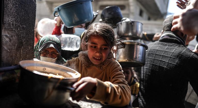 Éheznek a gyerekek Gázában, többen belehaltak az alultápláltságba