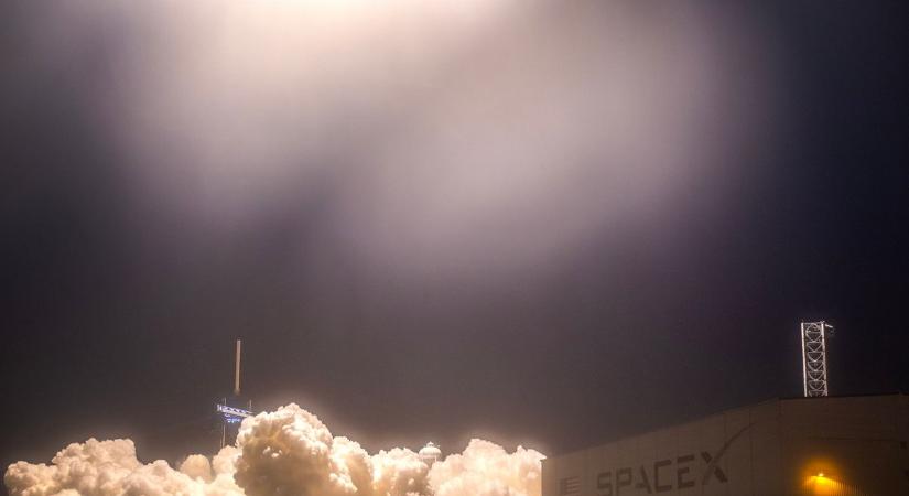 Így ölelkeznek az űrhajósok a súlytalanság állapotában  videó