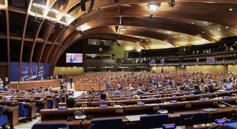 Aggódik az Európa Tanács az újságírókkal szemben indított visszaélésszerű perek miatt