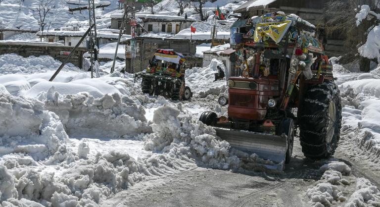 Több mint 30 halálos áldozata van a márciusi havazásnak Pakisztánban