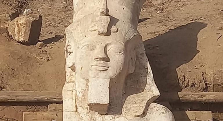 Megtalálták Egyiptomban II. Ramszesz hatalmas szobrának felső részét