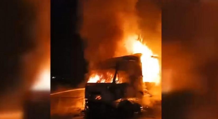 Menet közben gyulladt ki egy teherautó – fáklyaként égett (VIDEÓ)