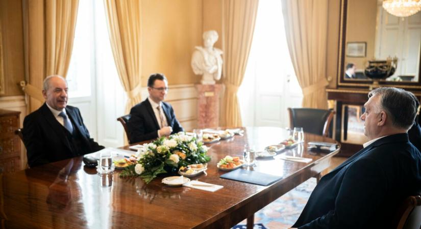 Orbán Viktor meglátogatta új irodabútorát a Sándor-palotában