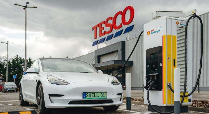 Folyamatosan bővíti saját elektromos autótöltő hálózatát a Shell a Tesco parkolóiban