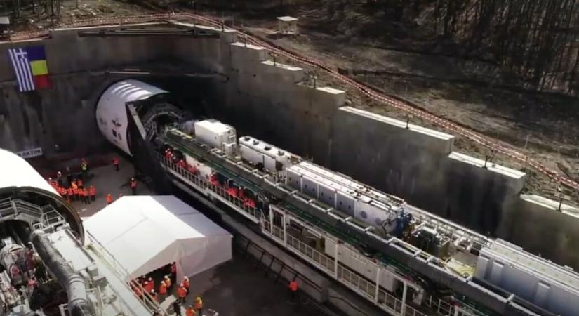 Elrajtolt a Kárpátokban a valaha volt leghosszabb romániai vasúti alagút fúrása
