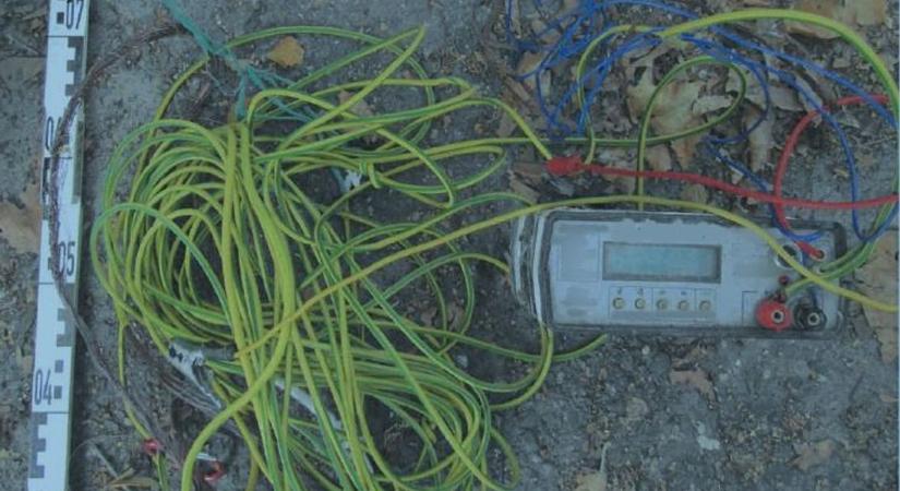 Vádemelés: elektromos árammal elkábították, majd összegyűjtötték a halakat