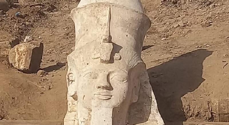 Kolosszális fáraószobor hiányzó részét találták meg Egyiptomban