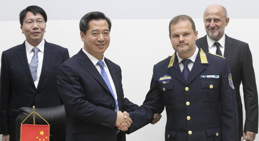 Kínai rendőrök is járőrözhetnek Magyarországon - Pintér Sándor megállapodott kínai kollégájával