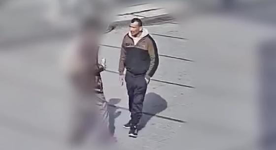 Videó alapján keresnek egy férfit, aki késsel rabolt mobiltelefont a Westendnél