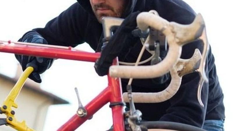 A padláson rejtette el a lopott biciklit