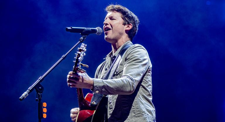 James Blunt: A politikusok szigetelnek el minket egymástól
