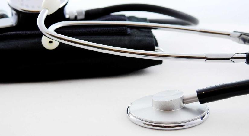 Az egészségbiztosítási pénztáraknak kell ellenőrizni, ha túl sok betegszabadságot ír fel egy orvos