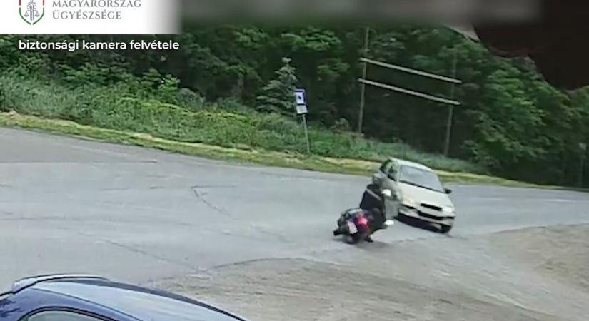 Súlyosan megsérült egy motoros egy szabálytalanul kanyarodó sofőr miatt - videó