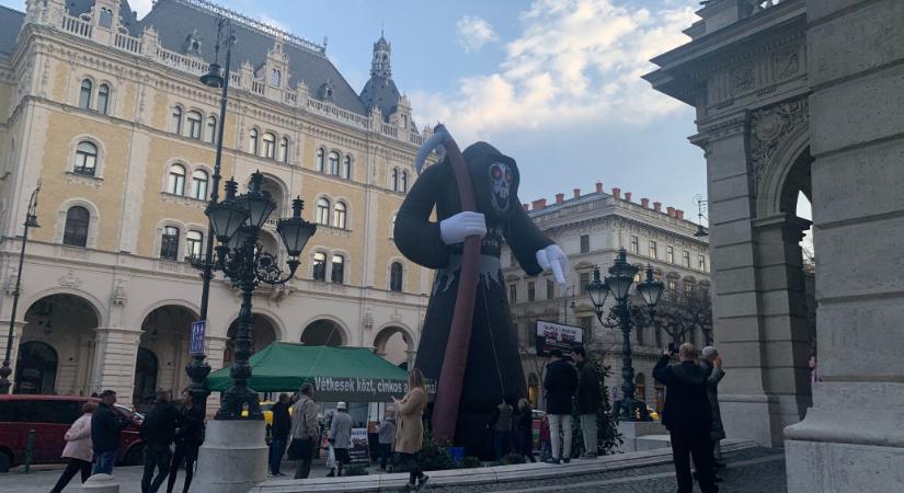 Egy több méter magas kaszásfigura jelent meg az Operaház előtt
