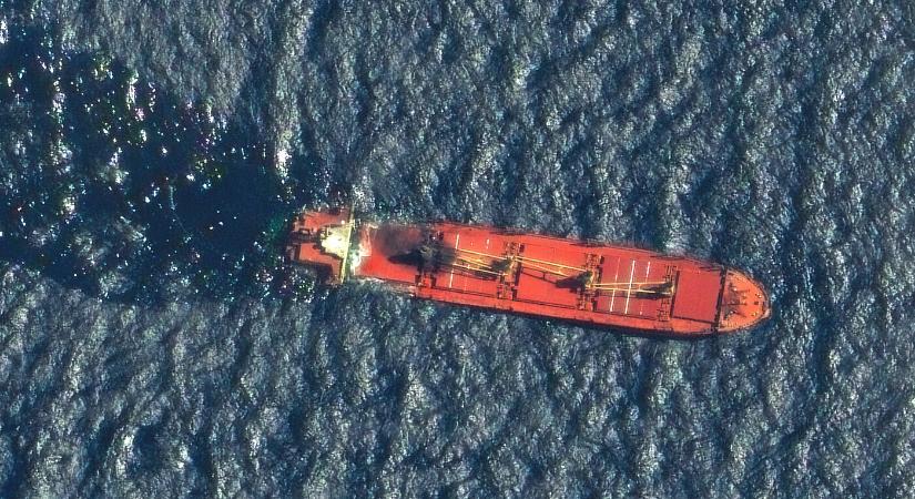 A jemeni húszik rakétával eltaláltak egy libériai teherhajót az Ádeni-öbölben, többen eltűntek