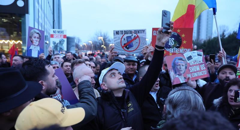 Az Európai Néppárt kongresszusának helyszínénél tüntettek az AUR szimpatizánsai