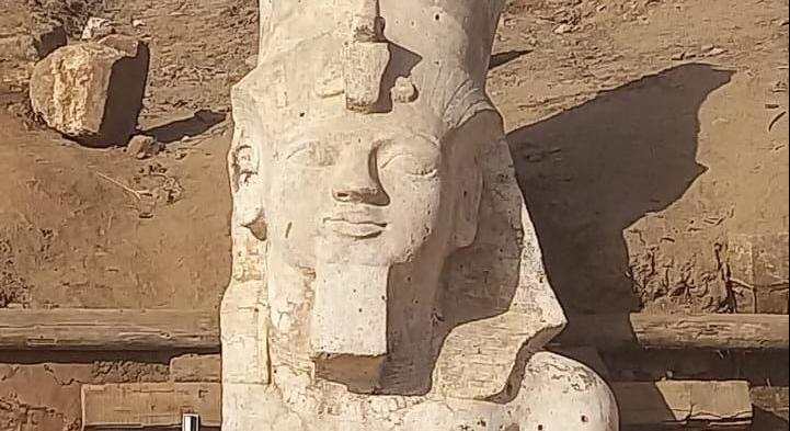 Megtalálták egy kolosszális fáraószobor hiányzó felső részét Egyiptomban