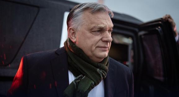 Orbán Viktor sállal a nyakában csekkolt be