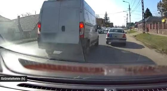 Nagyon sietett egy furgonos, letolta maga elől a tanulóvezetőt - videó
