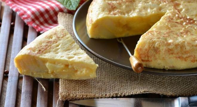 Spanyol tortilla – kiadós krumplis lepény 4 alapanyaggal